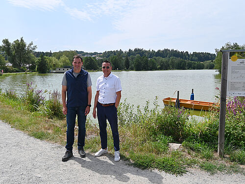 Landrat Sebastian Gruber und Waldkirchens Bürgermeister Heinz Pollak stehen vor der wunderbaren Kulisse des Erlauzwieseler Sees.