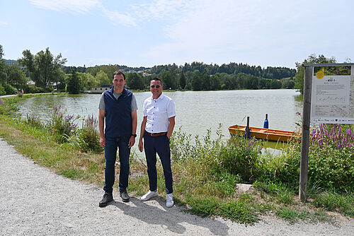 Landrat Sebastian Gruber und Waldkirchens Bürgermeister Heinz Pollak stehen vor der wunderbaren Kulisse des Erlauzwieseler Sees.