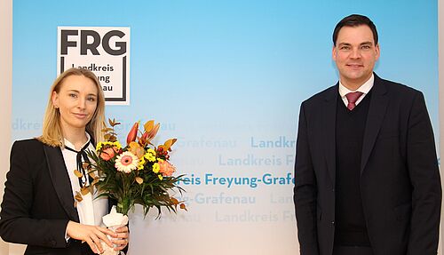 Mit Regierungsrätin Barbara Schober (links) komplettiert ein Kind des Landkreises die Abteilungsleiterriege am Landratsamt, sehr zur Freude von Landrat Sebastian Gruber, der Schober am heutigen Montag offiziell im Amt begrüßen konnte. Foto: Landratsamt Freyung-Grafenau